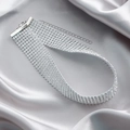 Gros plan d'un choker en strass argentés avec fermoir mousqueton sur tissu en soie - Argent