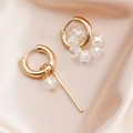 Pendientes de aro asimétricos dorados con cuentas cuadradas blancas y barras de metal - Dorado (Estilo de Strass Cuadrado)