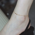 Elegante gouden titanium stalen enkelband met kubuskralen op een vrouwenenkel - J011-rijkdom Uit Alle Richtingen-enkelband-goud