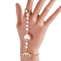 Bracelet bague vintage doré avec perles, pendentif cœur et charmes feuilles sur la main - Style feuille de cœur en perle artificielle (ZW3150 Or)