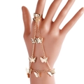 Bracelet bague doré avec breloques papillon évidées et design de bague ouverte réglable - Style de pendentifs papillon ajourés multiples (ZW3229 Or)