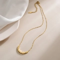 Elegante collar de acero de titanio dorado con dijes de cubos y contraste K18 - Collar de Cubo Cuadrado (86014) / Dorado