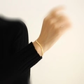 Dettaglio di un bracciale a catena serpente placcato oro 18K sul polso di una donna - Larghezza 4mm Lunghezza 16+5cm (5425)