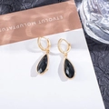 Vista dettagliata degli orecchini a goccia in cristallo nero con placcatura in oro e strass - Nero