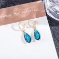 Dettagli dei orecchini a goccia d'oro con cristalli blu e pietre in zircone lucido - Blu Scuro