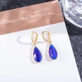 Dettaglio orecchini a goccia blu scuro con finitura dorata e inserti in zirconi lucidi - Blu zaffiro