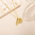 Dettaglio della collana con ciondolo lettera P dorata e strass brillanti incastonati - Stile Lettera P (P)