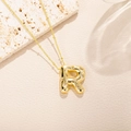Dettaglio del ciondolo lettera R placcato oro 3D con diamanti e catenina con perline - Stile Lettera R (R)