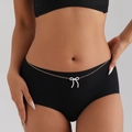 Elegante catena da corpo dorata con ciondolo a fiocco di perle sulla vita della modella - Oro