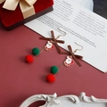 Dettaglio di orecchini natalizi con fiocchi, ciondoli Babbo Natale e palline di peluche - Stile Babbo Natale Pompon Rosso Verde (ZW2696)