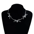 Zilveren strik choker ketting met witte parelhangers gepresenteerd op een zwarte buste - Zilveren Strikketting (ZW2991)