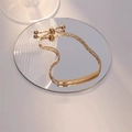 Detailansicht eines verstellbaren goldenen Titanstahl-Armbands mit Gravur LOVE DREAM - Roségold