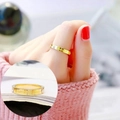 Detalle de anillo de titanio chapado en oro con grabado Forever Love y piedra de circón - Talla 10 US / Dorado