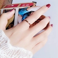 Minimalistischer polierter Ring aus Roségold-Edelstahl, getragen am Finger - Poliertes Roségold
