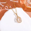 Vista dettagliata del ciondolo in zirconia a goccia d'acqua con placcatura in oro - Bianco