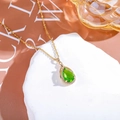 Dettaglio di una collana placcata oro con gemma verde a goccia e alone di zirconi bianchi - Verde chiaro