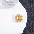 Primer plano de colgante dorado con cristal amarillo cuadrado y pavé de circonitas - No.1 Amarillo Dorado