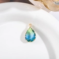 Macrodetail van de peervormige kristallen hanger met kleurverloop in gouden zetting - Groen Blauw Gradiënt (3)