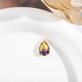 Détail macro du pendentif goutte en cristal dégradé avec serti à griffes dorées - Extérieur 11x19mm (Verre 10x14) / Dégradé Jaune Violet