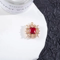 Detalle de un colgante de copo de nieve de lujo con circonita roja y cristales brillantes - N.º 1 Rojo
