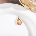 Vue détaillée du pendentif en cristal dégradé de forme poire avec serti à griffes - Extérieur 11x19mm (Verre 10x14) / Dégradé Bleu-Jaune-Rouge