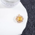 Primer plano del colgante de flor dorada con cristal amarillo y circonitas brillantes - No.2 Amarillo Dorado