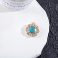 Primer plano de colgante de copo de nieve con piedra azul y micro-pavé de cristal - No.2 Azul Lago