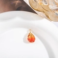 Détail du pendentif goutte en cristal dégradé orange sur un plateau céramique - Extérieur 11x19mm (Verre 10x14) / Dégradé Orange Jaune
