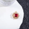 Primer plano del colgante con piedra roja cuadrada y halo de circonita sobre piedra - No.2 Rojo Rubí