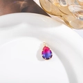 Détail d'un pendentif goutte en cristal dégradé avec sertissage couronne dorée sur plat - Extérieur 11x19mm (Verre 10x14) / Dégradé Rouge Bleu