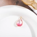 Macro-opname van de peervormige hanger met roze kristalverloop en vergulde zetting - Roze Gradiënt (13)