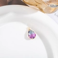 Detail eines blau violetten Tropfenkristalls mit goldener Krallenfassung als Anhänger - Außen 11x19mm (Glas 10x14) / Blau-Violetter Verlauf