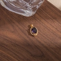 Détail d'un pendentif en cristal violet en forme de poire avec placage en or et zircon - Gemme Ovale Violette (5)