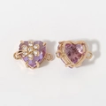 Vista detallada del colgante corazón dorado con piedra púrpura e incrustación floral - Violeta