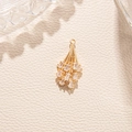 Elegante sterling zilveren sneeuwvlok oorbel met zirkonia op een leren achtergrond - Kwastje Waaier Stijl (2)