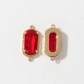 Dettaglio del connettore in pietra rossa sfaccettata con montatura dorata e doppi anelli - Rosso