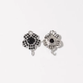 Détails macro de breloques fleurs avec cristaux noirs pour la création de bijoux DIY - Noir