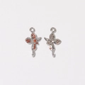 Nahaufnahme silberner Blumenanhänger mit orangefarbenen Zirkonia-Steinen für DIY-Schmuck - Rot
