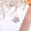 Makroaufnahme der hellblauen Kristall-Schmetterlingskette an eleganter Goldkette - 7*15mm Schmetterling / Plattiertes Seeblau