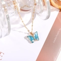 Detailansicht der hellblauen Kristall-Schmetterlingskette mit goldener Kette und Diamanten - 7*15mm Schmetterling / Seeblau