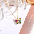 Detailansicht eines goldenen Schmetterlingsanhängers mit bunten Kristallflügeln - 7*15mm Schmetterling / Mehrfarbig