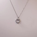 Elegante ciondolo floreale con cristallo ovale centrale e montatura pavé scintillante - Stile Fiore di Pietra Ovale Bianca (2)
