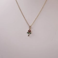 Collar colgante de rosa dorada con capullo de cristal rojo y hojas verdes en cadena fina - Estilo rosa roja dorada (1)