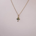 Elegante collar con colgante de tulipán dorado con gemas verdes y detalles de hojas - Estilo tulipán verde claro dorado (3)