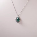 Dettaglio del ciondolo con gemma verde ovale e alone di zirconi su catenina d'argento - Stile Fiore di Pietra Ovale Verde (6)