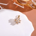 Ciondolo a quadrifoglio dorato con zirconi trasparenti su piatto di ceramica - Ciondolo Quadrifoglio Rotante / Bianco
