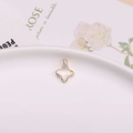Pendentif fleur étoile plaqué or avec incrustation blanc nacré pour bijoux DIY - Pendentif Sertissage Trèfle / Coloré Importé