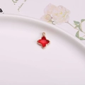 Pendentif trèfle rouge avec cadre doré pour la création de bijoux DIY - Pendentif Sertissage Trèfle / Rouge