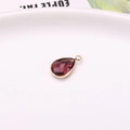 Tränenförmiger Kristallanhänger aus lila Glas mit Goldfassung für DIY-Schmuck - 7x10mm / Burgunderrot