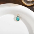 Himmelblauer Tropfenkristall-Anhänger mit vergoldeter Vintage-Strukturfassung - Seeblau